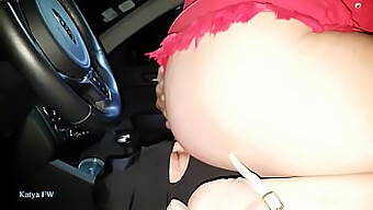 Katya Utilise Son Esclave Comme Coussin De Siège De Voiture Tout En Conduisant En Mini-Jupe Rouge Et Bas En Latex