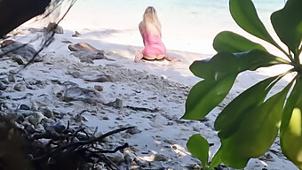 Amateurpaar Genießt Von Hinten Am Strand