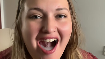 Hausgemachtes Video Von Amerikanischer Ehefrau, Die Glücklich Sperma Nach Einem Deepthroat-Blowjob Schluckt