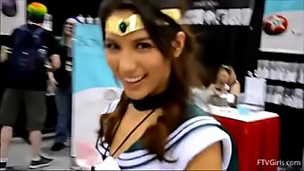 Cosplay Da Comic Con Se Transforma Em Exibição Pública De Tetas E Plug Anal