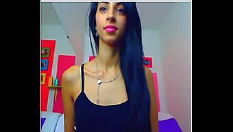 Superbe webcam babe aime jouer avec un gode anal