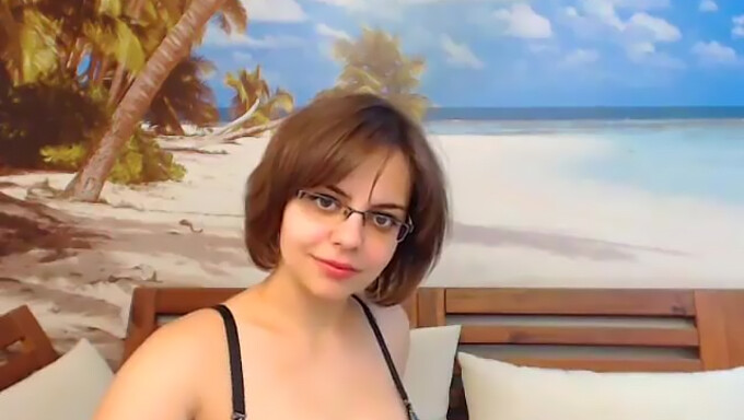 Mladá Latina s veľkými prirodzenými prsiami v webcam show