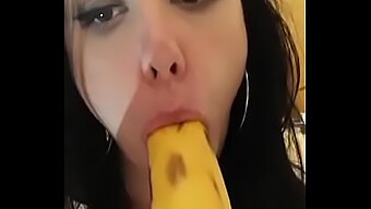 18+ najstnica daje oralni seks na banano