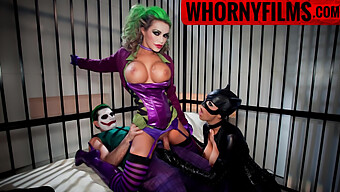 Brunette Cosplay Babe Geniet Van Een Trio Met Joker En Cat Woman - Whorny Films