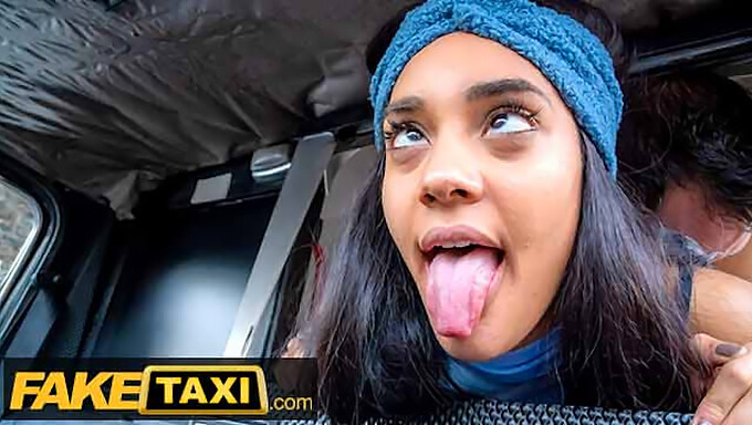 La finta stella del taxi Capri Lmonde monta un grosso pene in posizione cowgirl