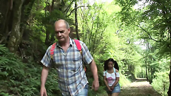 Stiefvaters 18-Jährige Stiefschwester Gibt Im Wald Einen Deepthroat Blowjob