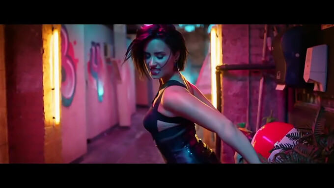 Najbolj vroč poletni trenutek Demi Lovato v kul videu