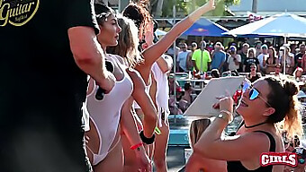 Fiesta De Adolescentes De 18+ Desnudos Y Nadan En La Piscina Mientras Hacen Twerking