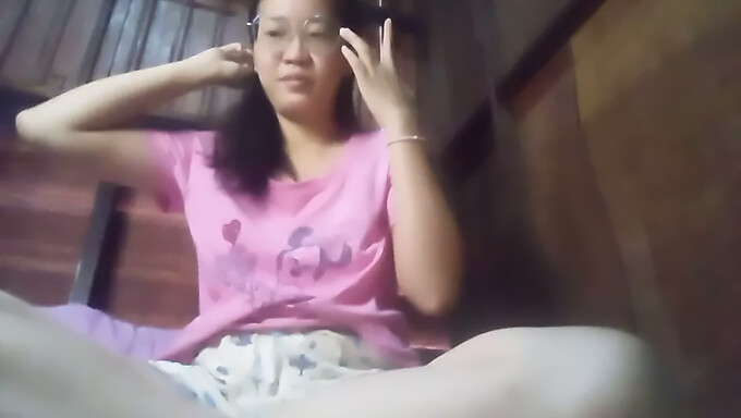 Tante Desi tertangkap kamera dalam video buatan sendiri