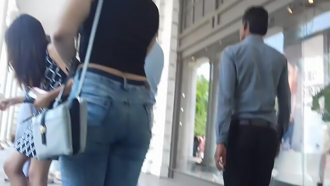 Garota com bunda grande e calça jeans apertada