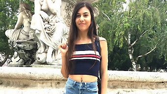 Joven chica alemana seducida por un scout en un casting callejero