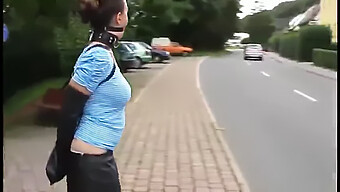 Prachtschönheit In Der Öffentlichkeit Mit Armbinder Und Seilen Geknebelt