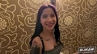 Charlotte Sartre em BJRAW, uma beleza tatuada que gosta de correr riscos