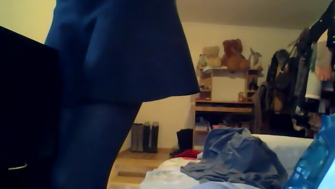 Een meisje in panty's plaagt en speelt met haar webcam.