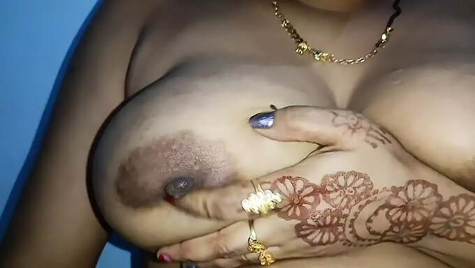 Desi bhabhi's grote tepels zijn te zien in deze zelfgemaakte video