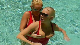 El Encuentro Junto A La Piscina De Britney Brooks Con Un Dispositivo Móvil