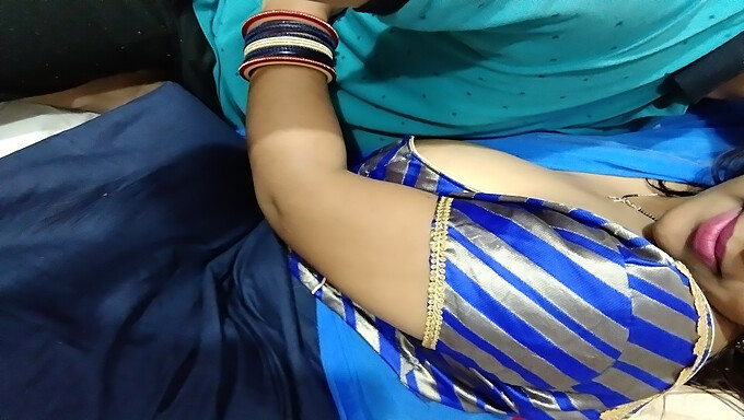 Une femme indienne aux gros seins naturels profite d'un massage fait maison et du sexe avec son petit ami