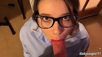 Lavoratrice d'ufficio nerd costretta a fare sesso orale - coppia kinky111