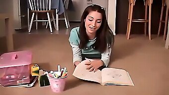 Chloe, Una Encantadora Chica Estadounidense De 18 Años, Se Involucra En Una Actividad Juguetona Con Crayones