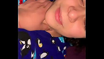 Joven mexicana-americana disfruta del sexo oral con su pareja mientras sus padres no están presentes