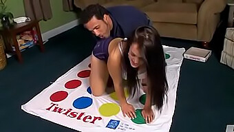 Yaz Engasjerer Seg I Et Spill Med Twister