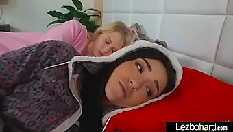 Lesbienele adolescente Lily Rader și Kiley Jay se răsfăț în sex lesbian fierbinte