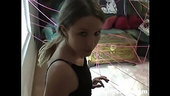 Junge 18-Jährige erkundet Masturbation mit einem Dildo - DarlingCams.com