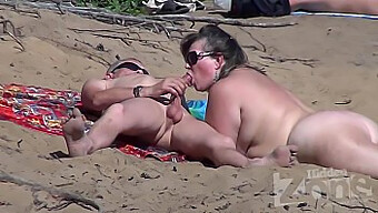 Pompino Nudo In Spiaggia Catturato Su Una Cam Nascosta