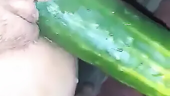 Orgasmo intenso de una adolescente amateur con un pepino