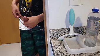 O Pau Grande Do Meu Chefe Penetrou Minha Bunda Na Cozinha